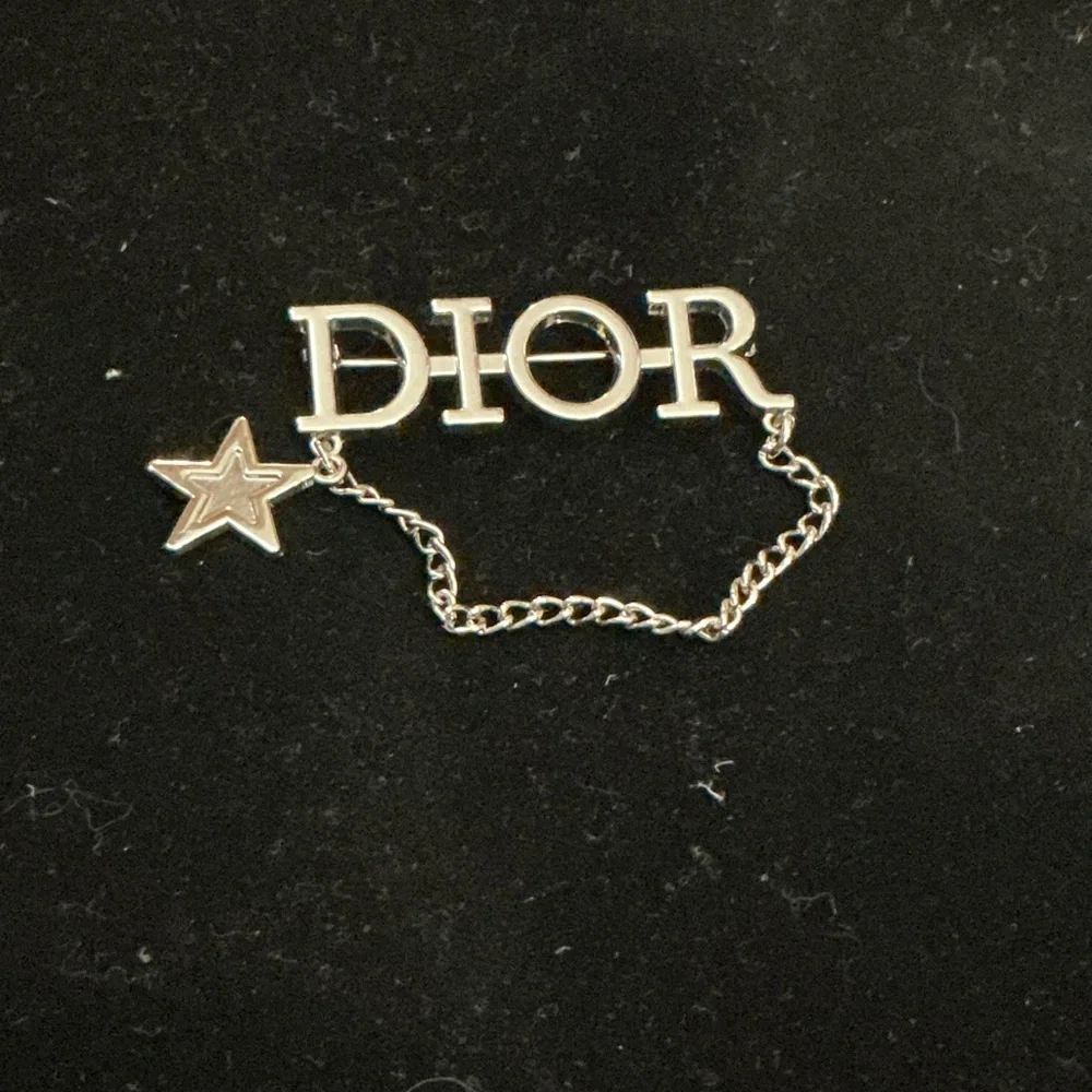 Fashion Dior Silver Logo Chain Brooch - Picture 2 of 4